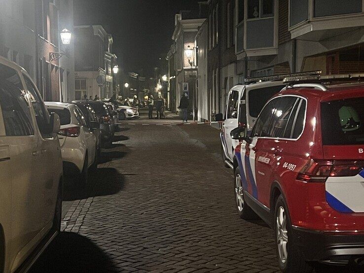 Politie en brandweer in de Burgwalstraat. - Foto: Klaasjan Strengers