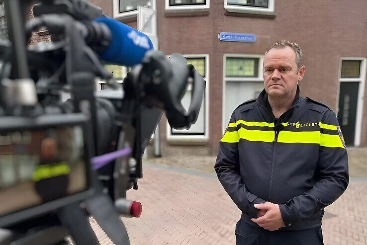 Politiewoordvoerder Henk Kremer op de plaats delict in Kampen. - Foto: Politie Basisteam IJsselland-Noord