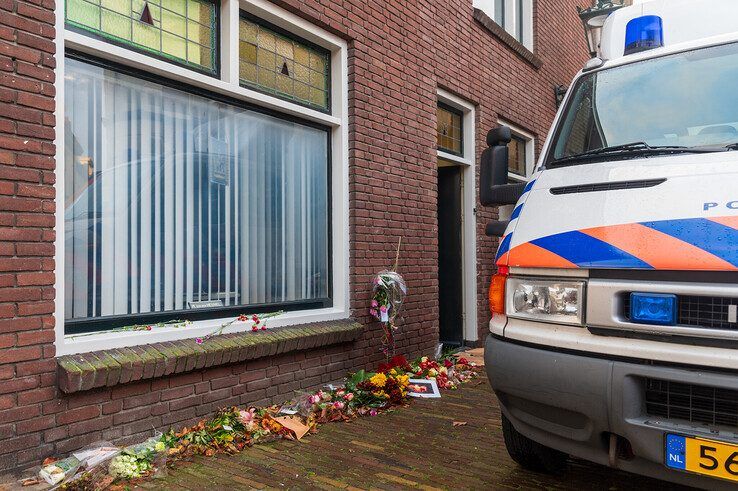 Opnieuw strijkt recherche neer bij woning Maas van den Heuvel - Foto: Peter Denekamp