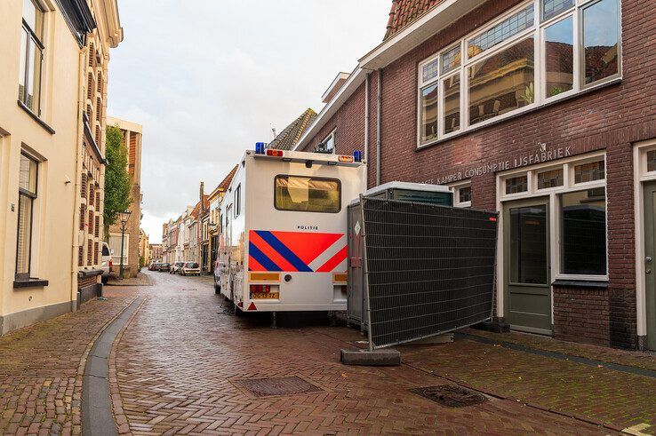 Opnieuw strijkt recherche neer bij woning Maas van den Heuvel - Foto: Peter Denekamp