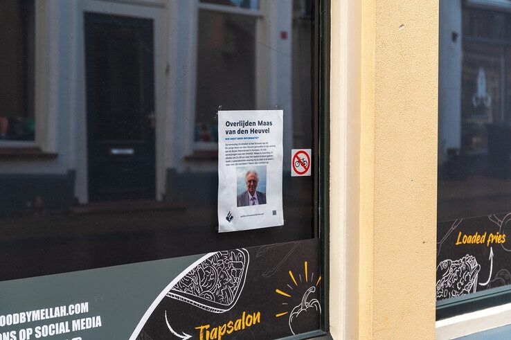 Een pamflet met getuigenoproep op het raam van een ondernemer in de binnenstad. - Foto: Peter Denekamp