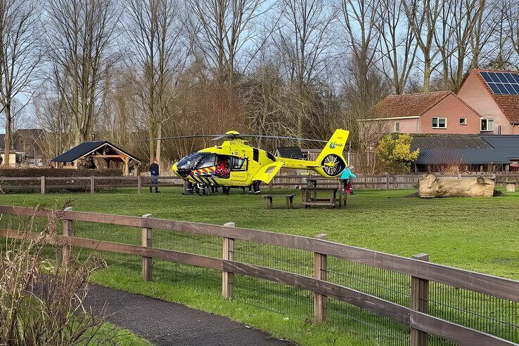 De traumahelikoper landde in het stadspark en bracht de peuter naar het ziekenhuis in Utrecht. - Foto: Redactie 1Kampen