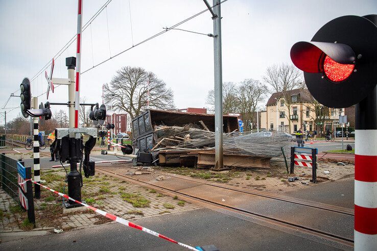Een container vol schroot ligt op de overweg in de Nieuwe Veerallee in Zwolle. - Foto: Hugo Janssen