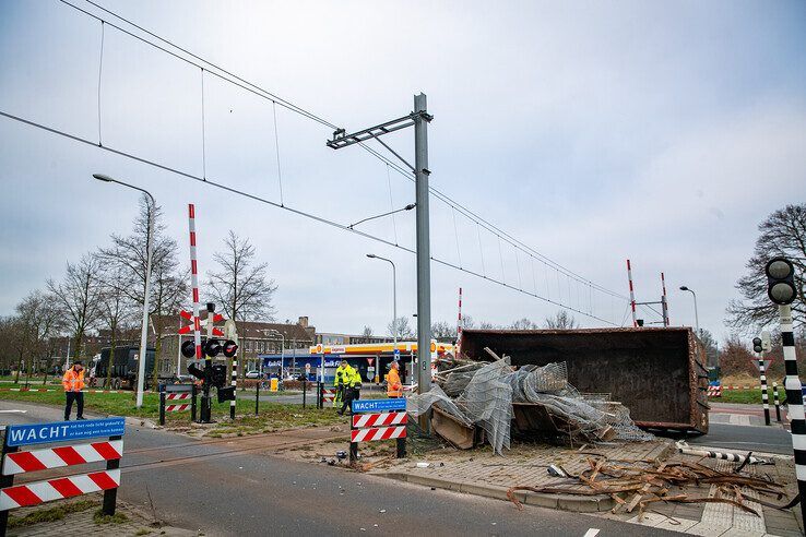 Container op spoor, treinverkeer Kampen – Zwolle ligt stil - Foto: Hugo Janssen