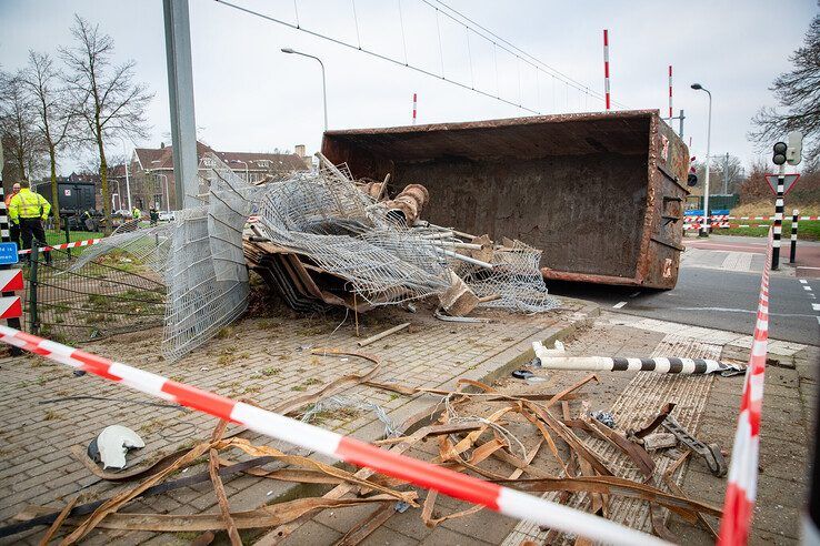 Container op spoor, treinverkeer Kampen – Zwolle ligt stil - Foto: Hugo Janssen