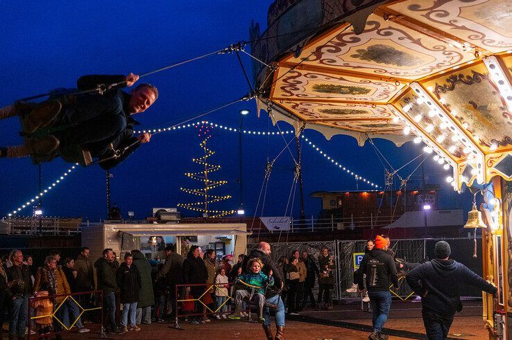 In beeld: Topdrukte op tweede dag van Kerst in Oud Kampen - Foto: Peter Denekamp