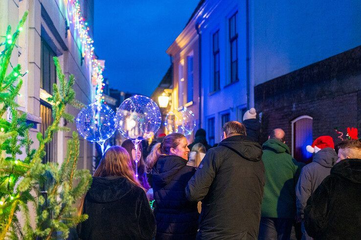 In beeld: Topdrukte op tweede dag van Kerst in Oud Kampen - Foto: Peter Denekamp