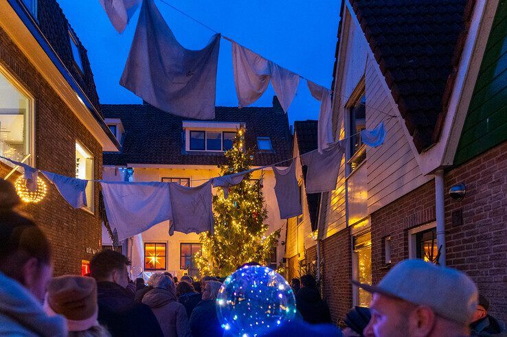 In beeld: Topdrukte op tweede dag van Kerst in Oud Kampen - Foto: Peter Denekamp