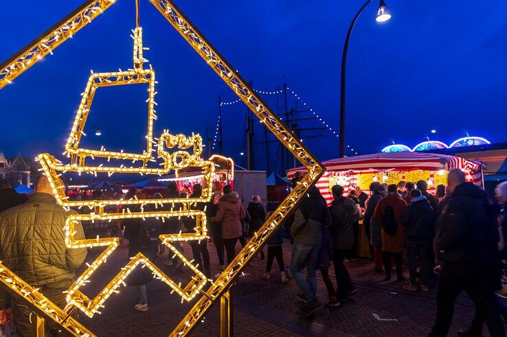 In beeld: Topdrukte op tweede dag van Kerst in Oud Kampen - Foto: Peter Denekamp