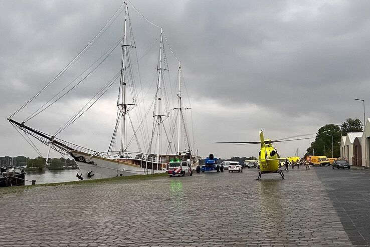 Hulpdiensten vechten voor de levens van de jonge kinderen op de Loswal. - Foto: Redactie 1Kampen