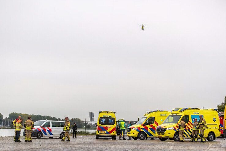 Bij het hek op de achtergrond verdween Saba M. in de IJssel. - Foto: Hugo Janssen