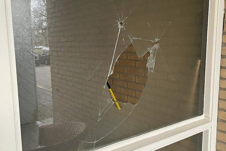 Een ingeslagen ruit bij de woning. - Foto: Politie Basisteam IJsselland-Noord