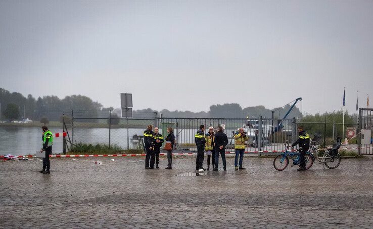 Saba M. en haar kinderen kwamen op de fiets naar de Loswal. - Foto: Hugo Janssen