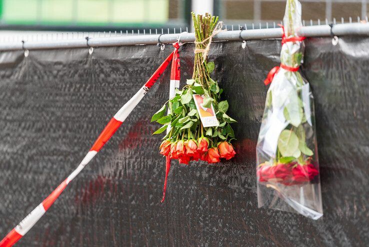 Bloemen voor onbekende overledene in binnenstad, hardnekkige geruchten over roofmoord - Foto: Peter Denekamp
