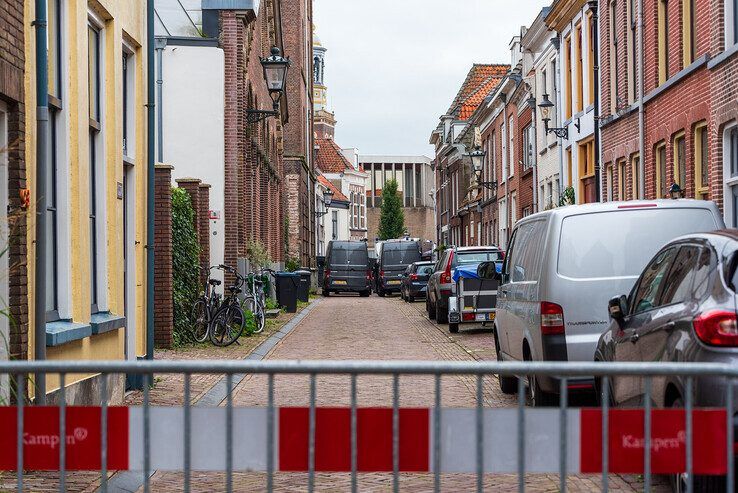 Bloemen voor onbekende overledene in binnenstad, hardnekkige geruchten over roofmoord - Foto: Peter Denekamp