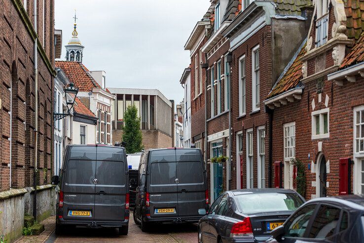 Bloemen voor onbekende overledene in binnenstad, hardnekkige geruchten over roofmoord - Foto: Peter Denekamp