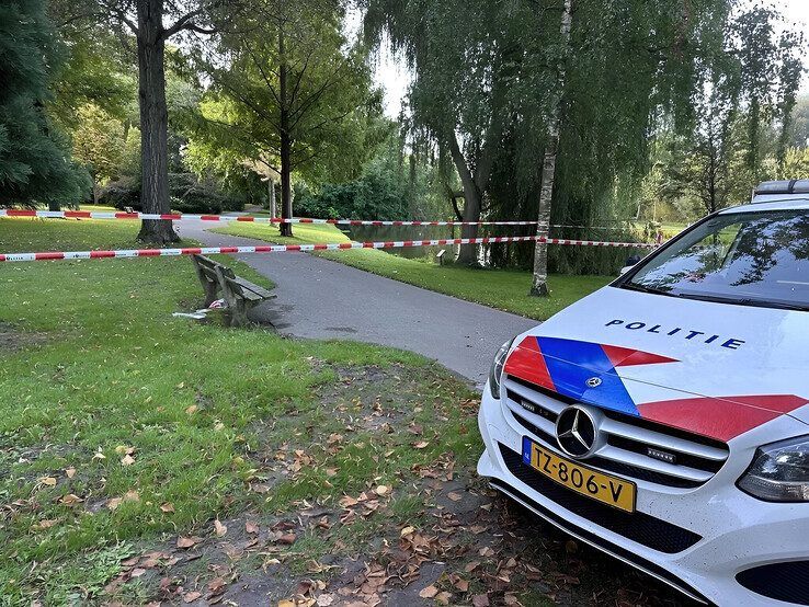 Het stadspark was zondagochtend 25 september 2022 enkele uren afgesloten voor onderzoek. - Foto: Redactie 1Kampen