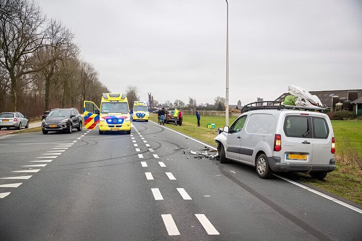 Twee kinderen gewond bij botsing op Frieseweg, een kind met traumahelikopter naar Radboudumc - Foto: Hugo Janssen