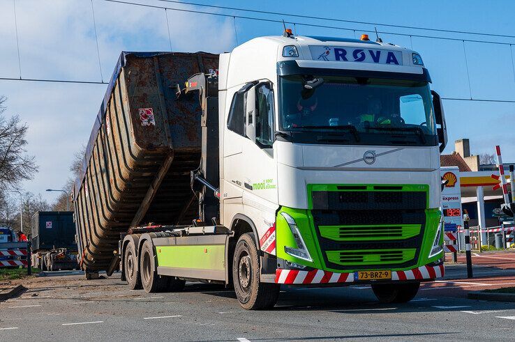 In beeld: Trucker onder invloed veroorzaakt ravage op Kamperlijntje - Foto: Peter Denekamp