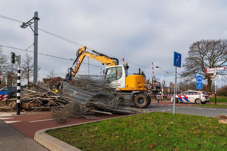 In beeld: Trucker onder invloed veroorzaakt ravage op Kamperlijntje - Foto: Peter Denekamp