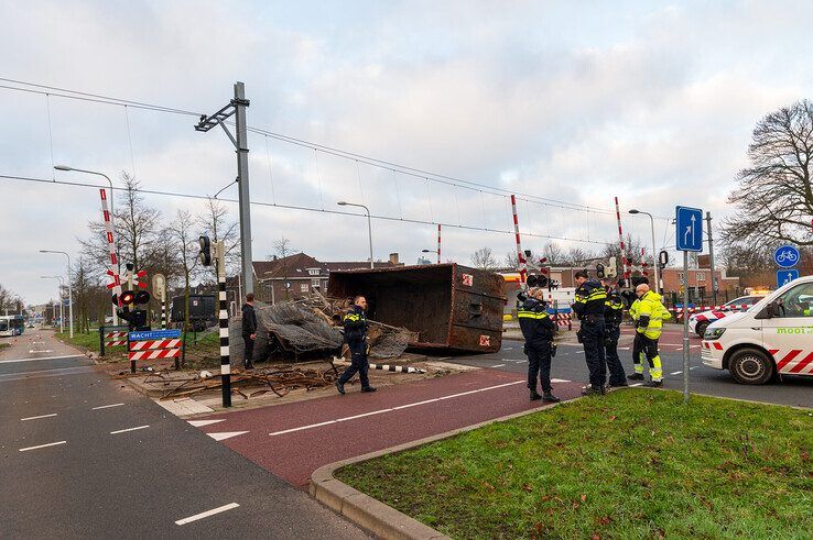 In beeld: Trucker onder invloed veroorzaakt ravage op Kamperlijntje - Foto: Peter Denekamp