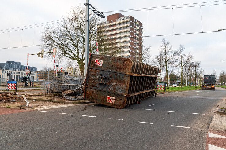 In beeld: Trucker onder invloed veroorzaakt ravage op Kamperlijntje - Foto: Peter Denekamp