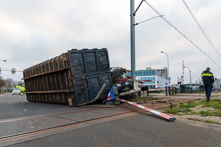 In beeld: Trucker onder invloed veroorzaakt ravage op Kamperlijntje - Foto: Peter Denekamp