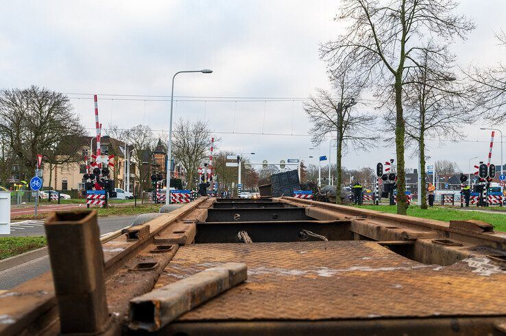 In beeld: Trucker onder invloed veroorzaakt ravage op Kamperlijntje - Foto: Peter Denekamp