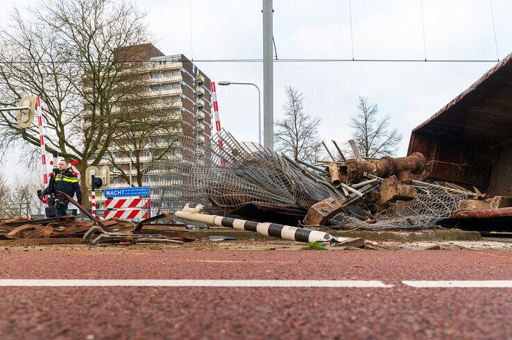 In beeld: Trucker onder invloed veroorzaakt ravage op Kamperlijntje - Foto: Peter Denekamp