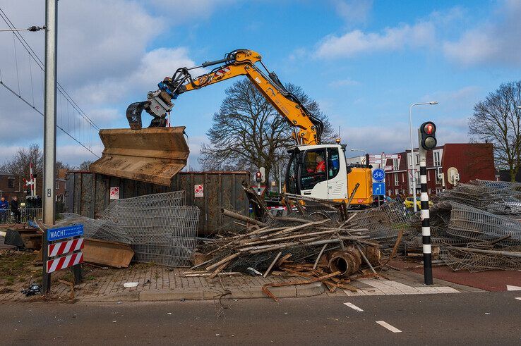 In beeld: Trucker onder invloed veroorzaakt ravage op Kamperlijntje - Foto: Peter Denekamp