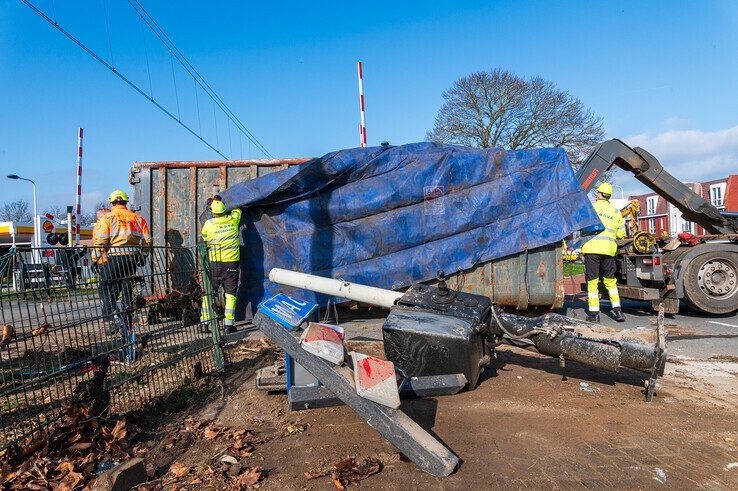 In beeld: Trucker onder invloed veroorzaakt ravage op Kamperlijntje - Foto: Peter Denekamp