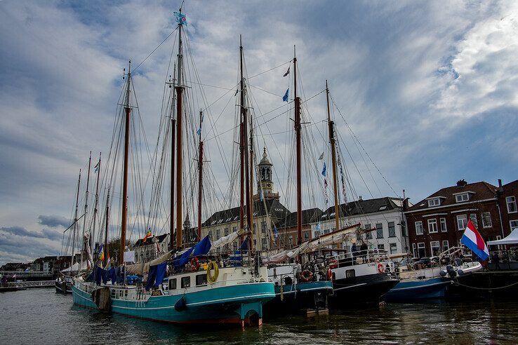 In beeld: Bruine vloot vaart binnen op eerste avond van Sail Kampen - Foto: Obbe Bakker