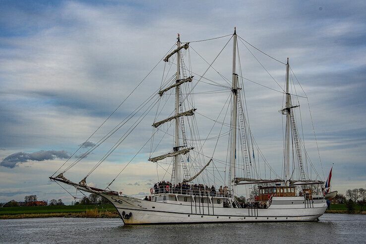 In beeld: Bruine vloot vaart binnen op eerste avond van Sail Kampen - Foto: Obbe Bakker