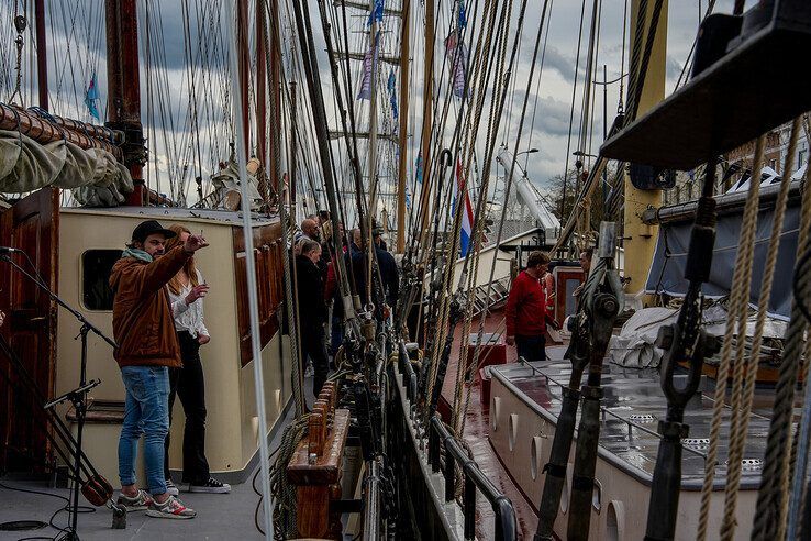 In beeld: Bruine vloot vaart binnen op eerste avond van Sail Kampen - Foto: Obbe Bakker