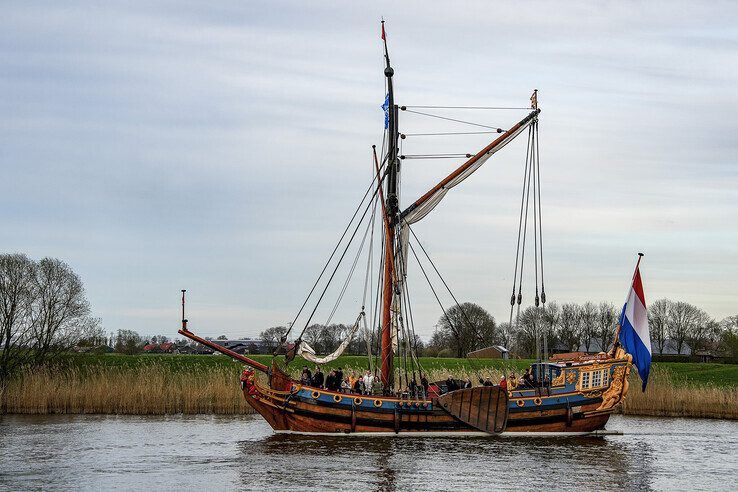 In beeld: Bruine vloot vaart binnen op eerste avond van Sail Kampen - Foto: Obbe Bakker