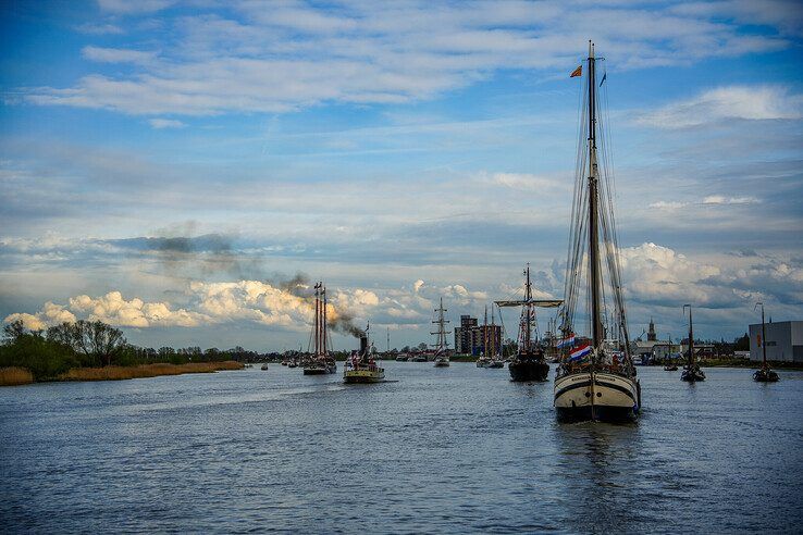 In beeld: Bruine vloot vaart binnen op eerste avond van Sail Kampen - Foto: Obbe Bakker