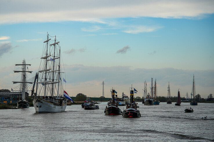 In beeld: Bruine vloot vaart binnen op eerste avond van Sail Kampen - Foto: Obbe Bakker