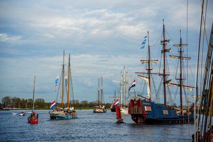 In beeld: Bruine vloot vaart binnen op eerste avond van Sail Kampen - Foto: Obbe Bakker