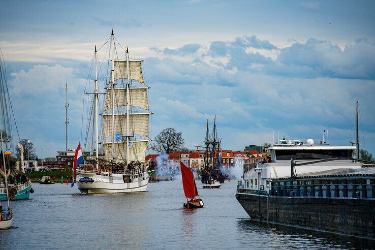 In beeld: Bruine vloot vaart binnen op eerste avond van Sail Kampen - Foto: Obbe Bakker