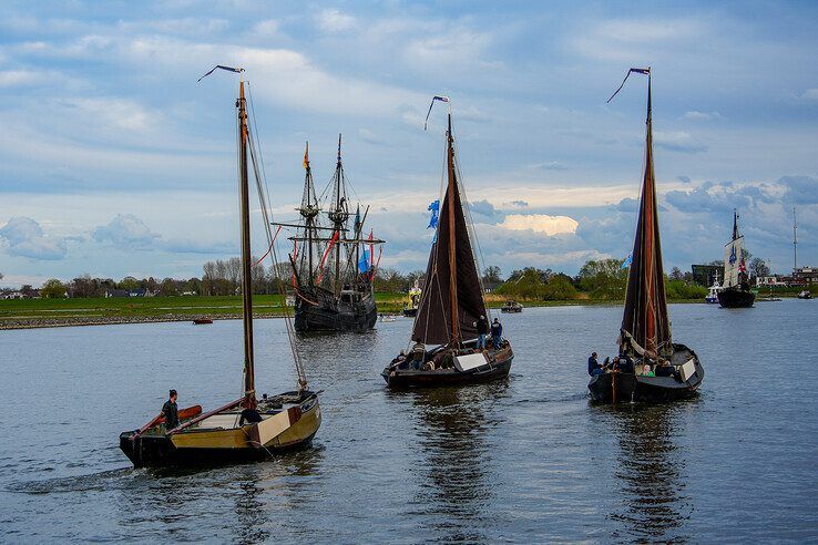 In beeld: Bruine vloot vaart binnen op eerste avond van Sail Kampen - Foto: Obbe Bakker