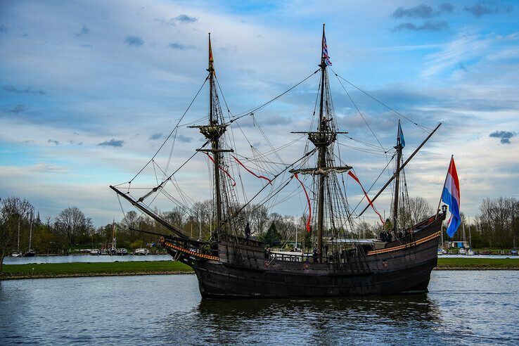 In beeld: Bruine vloot vaart binnen op eerste avond van Sail Kampen - Foto: Obbe Bakker