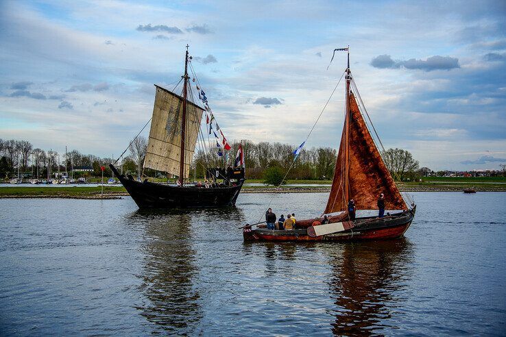 In beeld: Bruine vloot vaart binnen op eerste avond van Sail Kampen - Foto: Obbe Bakker