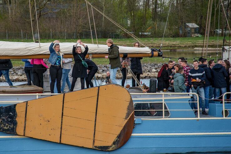 In beeld: Bruine vloot vaart binnen op eerste avond van Sail Kampen - Foto: Obbe Bakker