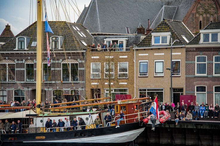 In beeld: Bruine vloot vaart binnen op eerste avond van Sail Kampen - Foto: Obbe Bakker