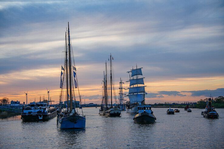 In beeld: Bruine vloot vaart binnen op eerste avond van Sail Kampen - Foto: Obbe Bakker