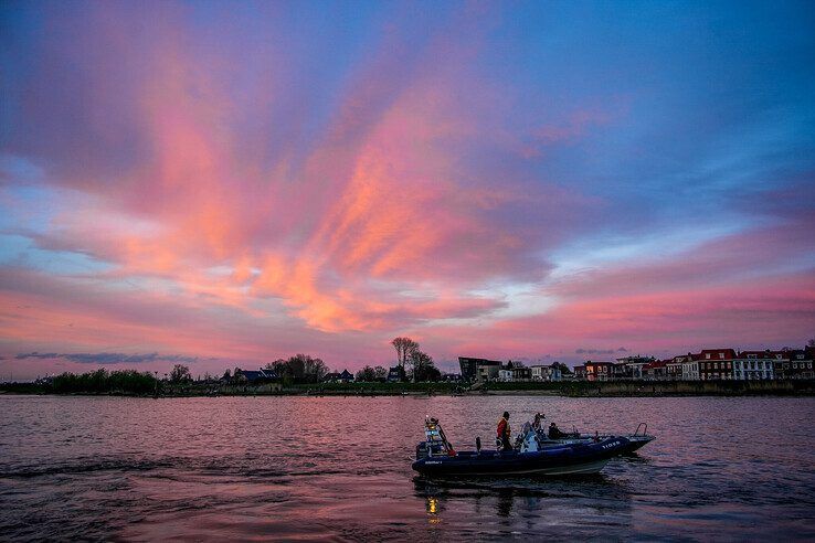 In beeld: Bruine vloot vaart binnen op eerste avond van Sail Kampen - Foto: Obbe Bakker