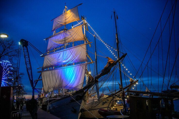 In beeld: Bruine vloot vaart binnen op eerste avond van Sail Kampen - Foto: Obbe Bakker