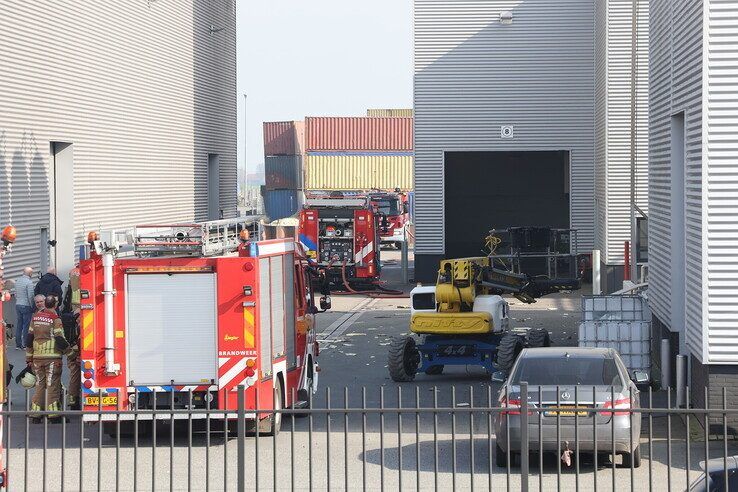 Brandweerlieden bij de fabriek aan de Genuakade na de explosie. - Foto: Stefan Verkerk