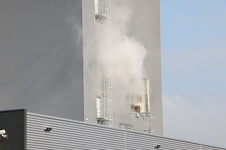 Explosie bij diervoederfabriek aan Genuakade - Foto: Stefan Verkerk