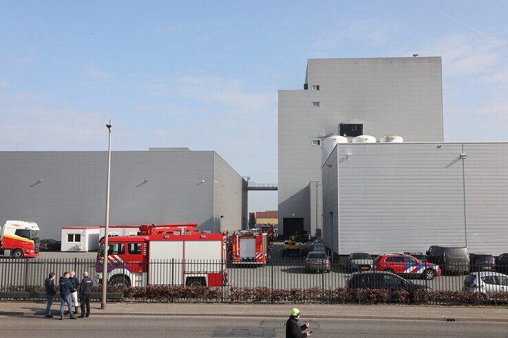 Explosie bij diervoederfabriek aan Genuakade - Foto: Stefan Verkerk